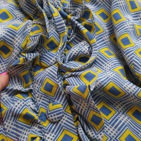 Fossil Geometric Sleeveless Ruffle Button Tie Up Shell Tank Top Size Small - Picture 6 of 7